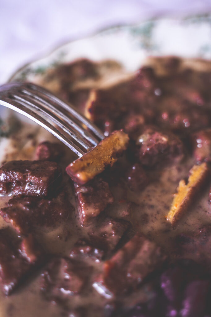 Veganes Gulasch aus Seitan ist nicht besonders faserig, hat aber eine tolle, fleischige Konsistenz.