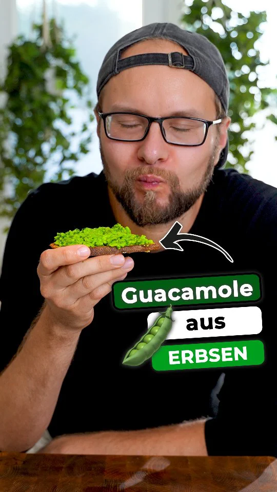 Besser als Guacamole! Das komplette Rezept 👇 

Erbsen sind nicht nur ein lokales Superfood, sondern dazu auch noch echt günstig! Ich muss ganz ehrlich sagen, seit wir die einmal ausprobiert haben, kam bei uns keine “normale” Guacamole mehr auf den Tisch. Wir lieben die Erbsen-Guacamole auch auf dem Sandwich, mit Tomaten, getrockneten Tomaten, Gurke und Räuchertofu. Richtig lecker! 🤤

⚠️ Food-Hack für mehr Vitamine ⚠️
Wir bedienen uns dabei auch eines kleinen Food-Hacks, denn wenn man Erbsen kocht, gehen die wasserlöslichen Vitamine ins Kochwasser über. Daher verwenden wir einfach sehr wenig Wasser zum kochen und geben das Wasser anschließend wieder beim Mixen hinzu. 

Teilt das Rezept gerne mit Menschen, die auch mal die Alternative ausprobieren sollen und wenn ihr es euch abspeichert, findet ihr es ganz leicht wieder 🥰. 

🥗 REZEPT Erbsen-Guacamole: 🥗

1️⃣ Erbsen mit wenig (!) Wasser ca. 6-8 Minuten köcheln. Abgießen und das Wasser auffangen. 
2️⃣ Wenn ihr die Guacamole kalt genießen wollt, müsst ihr die Erbsen abkühlen lassen, am besten schnell in einer Schüssel mit kaltem Wasser (oder Eiswasser).
3️⃣ Alle Zutaten in den Mixer oder Food Processor. Alternativ kann man auch einfach alles mit einer Gabel zerdrücken. Mixen und dabei vorsichtig das Kochwasser hinzugeben, bis die gewünschte Konsistenz erreicht ist. 

🥪 ZUTATEN Erbsen-Guacamole: 🥪

🔹 350 g Erbsen (TK) 
🔹 3 EL Olivenöl
🔹 1-2 Zehe(n) Knoblauch
🔹 1 Limette (Saft und Abrieb)
🔹 Gewürze (½ TL Salz, italienische Kräuter)
🔹 1 kleines Bund Petersilie und / oder Schnittlauch

💚 Likes, Kommentare und Shares zeigen, dass diese Posts hilfreich sind. So könnt ihr uns kostenlos unterstützen! Wenn ihr keine Food-Tipps mehr verpassen wollt, folgt uns (@yammibean) gerne. Danke, ihr seid super! 💚

#kochen #kochtipps #rezepte #veganerezepte #guacamole #erbsenguacamole #vegan