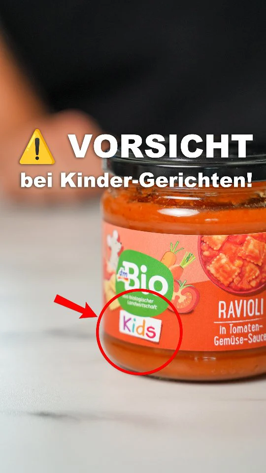 KINDER-Gerichte 🍝 = BESSER? 🤔 Falsch gedacht! 🤯

Wir haben für euch genauer hingeschaut und den Test gemacht: Fertige KINDER-Ravioli vs. Nudel-Sauce für ERWACHSENE. Das Ergebnis ist schockierend! 🤯

Ein einziges Glas der fertigen Variante enthält mit über 3g Salz deutlich mehr, als für Kinder pro Tag empfohlen wird. Unsere Version mit den Lieblingsnudeln deines Kindes, fertiger Tomatensoße (ok, es ist Ratatouille 😉 ) und Kichererbsen hat WENIGER Salz, mehr Nährstoffe und kostet dabei sogar weniger!

Unser Tipp: Achtet weniger auf bunte Verpackungen und mehr auf die Zutatenliste. Oder folgt einfach uns – wir übernehmen das für euch! 😉

#kinderessen #familienküche #gesundkochen #elternwissen #mamahacks #papatipps #alltagmitkind #sparenbeimkochen #zuckerfrei #salzarm #bewusstkonsumieren #foodfacts #näheransehen #tippsfüreltern