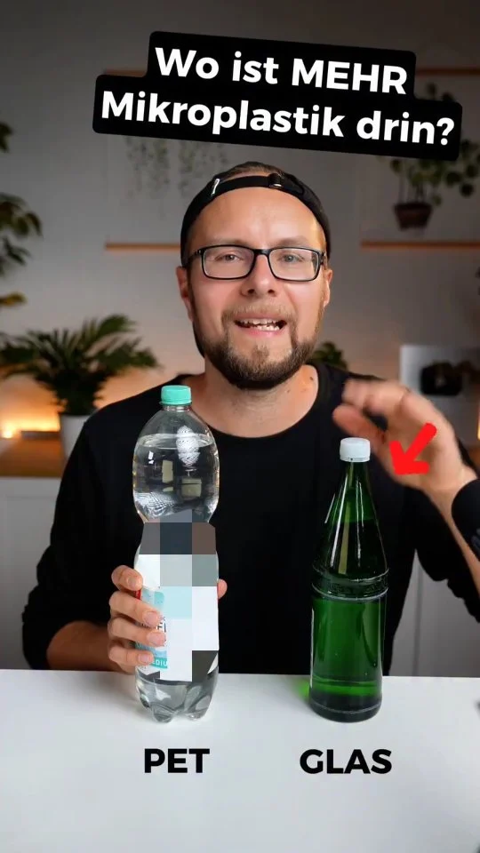 🤯 SCHOCK-STUDIE: Mehr Mikroplastik in Glasflaschen als in Plastik?!

Wir greifen oft zur Glasflasche, weil wir denken, es sei die bessere Wahl für unsere Gesundheit und die Umwelt. Aber eine aktuelle Studie aus Frankreich zeigt, dass Getränke in Glasflaschen bis zu 50-mal mehr Mikroplastik enthalten können als ihre Pendants in Plastikflaschen! 😱 

Unser Tipp: denk langfristig und trink - soweit möglich - Leitungswasser. Wir lieben im Alltag unsere Edelstahl- und Glasflaschen und füllen sie mit Leitungswasser auf. Sowas geht auch auf Reisen, man kann sie an so vielen Orten kostenlos und problemlos nachfüllen, auch an Flughäfen oder Raststätten. 

Das Problem, das Recycling von Plastik in die Welt setzt, ist langfristig das deutlich größere Problem, als das der Metalldeckel auf Glasflaschen. 

Was denkst du darüber? Lass es uns in den Kommentaren wissen! 👇

[1] https://www.sciencedirect.com/science/article/pii/S0889157525005344   
[2] https://www.newfoodmagazine.com/news/252215/microplastics-in-bottled-drinks-study  
[3] https://www.sueddeutsche.de/wissen/plastik-recycling-mikroplastik-1.6292556
[4] https://www.rtl.de/news/immer-mehr-mikroplastik-in-glasflaschen-mit-kronkorken-id4463455.html 

#mikroplastik #glasflasche #plastikfrei #gesundheit #wissenschaft #yammibean #foodfacts #nachhaltigkeit #umweltschutz #schock #studie #leitungswasser #gesundleben #fakten #viral